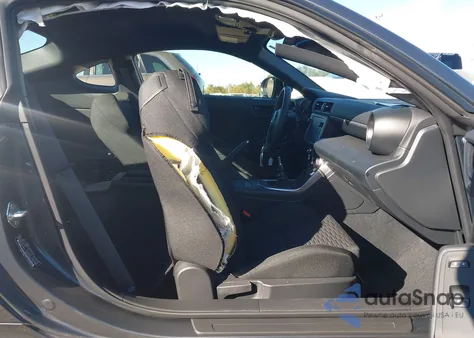 2024 Toyota Gr 86 z USA, uszkodzony, nr VIN JF1ZNBB12R9754834